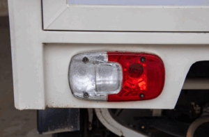 Iluminação em destaque: escolhendo uma lanterna LED homologada para sua carretinha